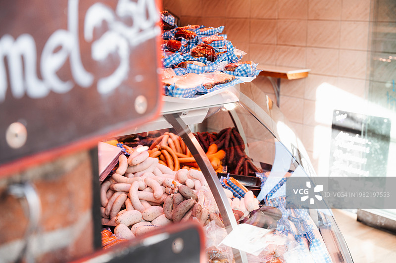 德国肉店，出售法兰克福香肠和肉类图片素材
