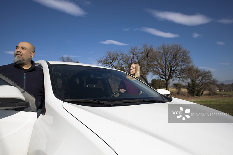 在乡村与汽车合影的情侣图片素材