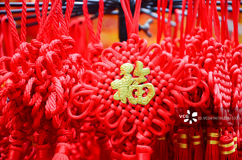 中国新年装饰：带“福”字的中国结图片素材