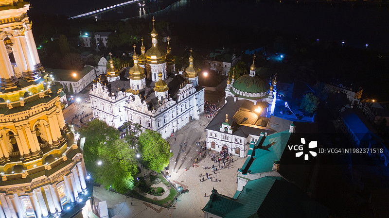 基辅佩乔尔斯克修道院之上的复活节之夜图片素材