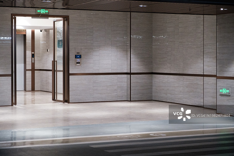 地下停车场电梯入口图片素材