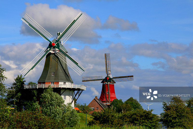 德国格里茨西尔镇入口处的双风车图片素材