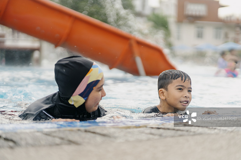 在游泳池里的穆斯林母子图片素材