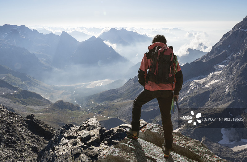 登山者观看山谷和山脉图片素材