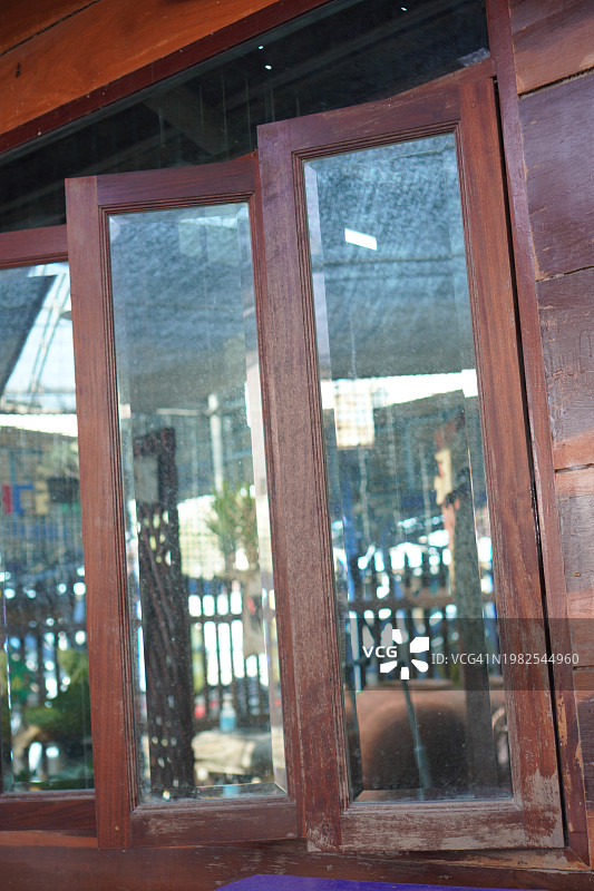 玻璃镶嵌木制平开窗图片素材