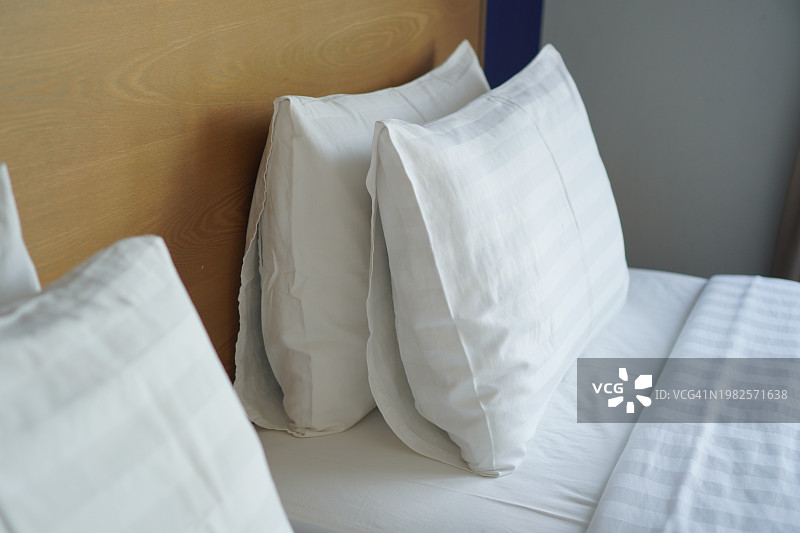 酒店房间内的床图片素材