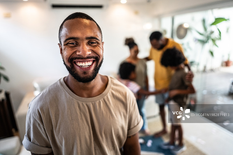 在家中的年轻男子肖像图片素材