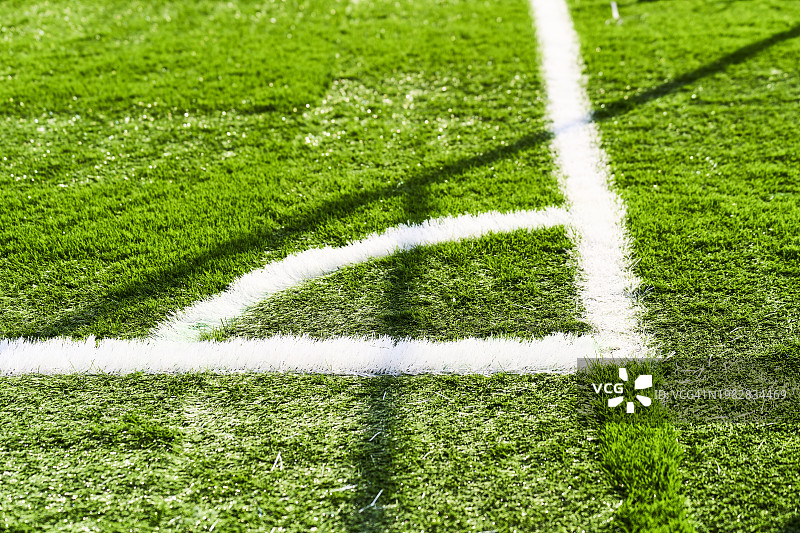 足球场草地上带有白色线条的角落，无人，高角度正面视图图片素材