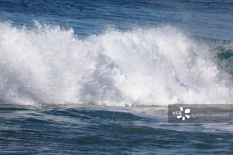 海洋中翻滚的巨浪图片素材