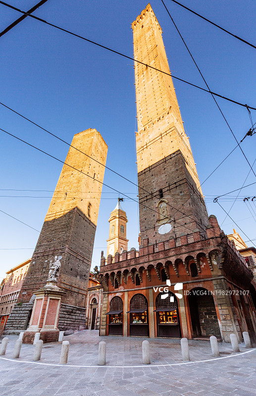 博洛尼亚双塔日落图片素材