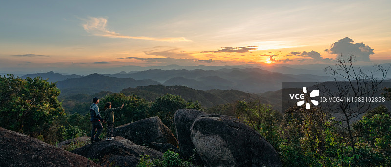 旅行者和家人在高处欣赏壮丽的日落美景图片素材