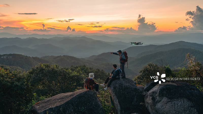 旅行者在高处欣赏最迷人的日落景色图片素材