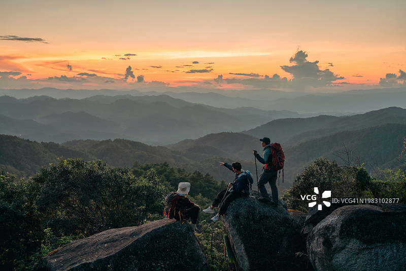 旅行者在高处欣赏最迷人的日落景色图片素材