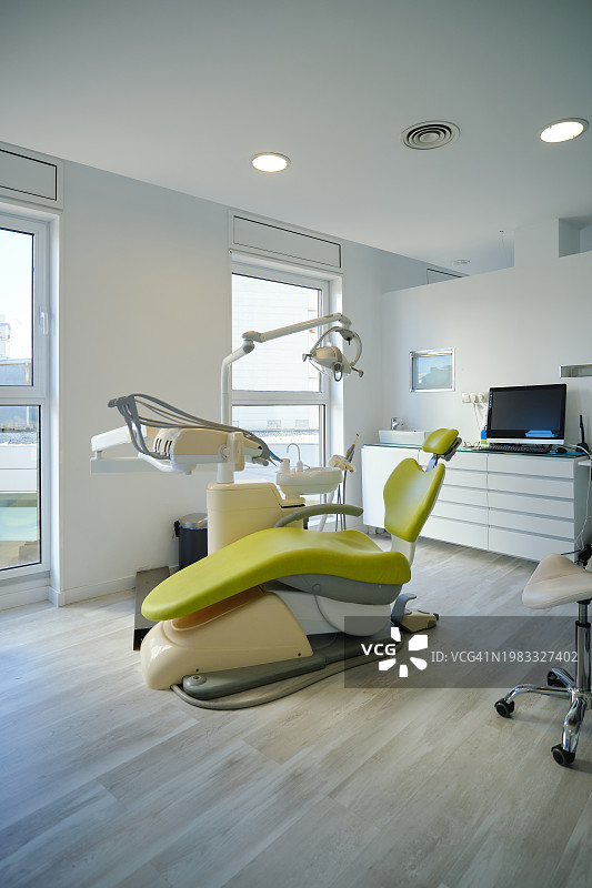 设备齐全的现代明亮牙科诊所图片素材