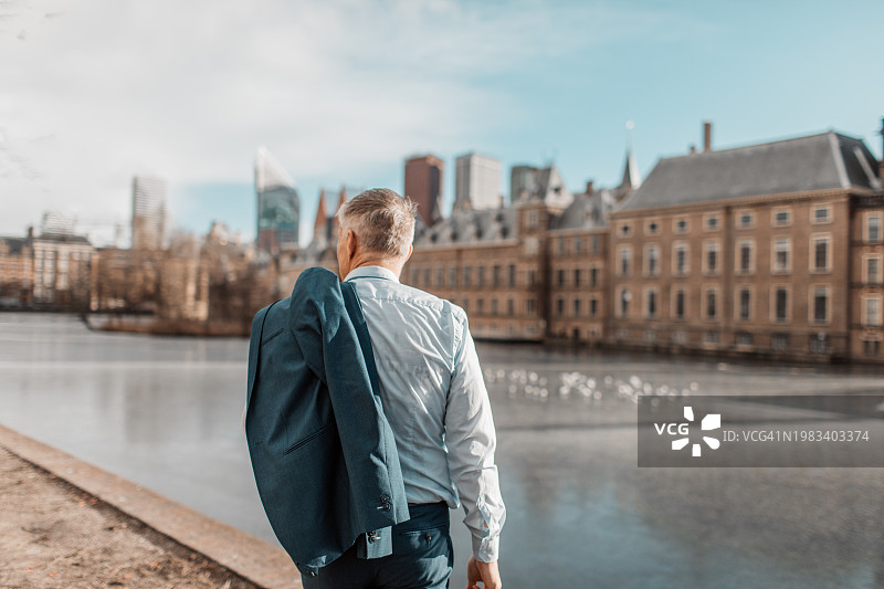 议会大厦里的荷兰政治家图片素材