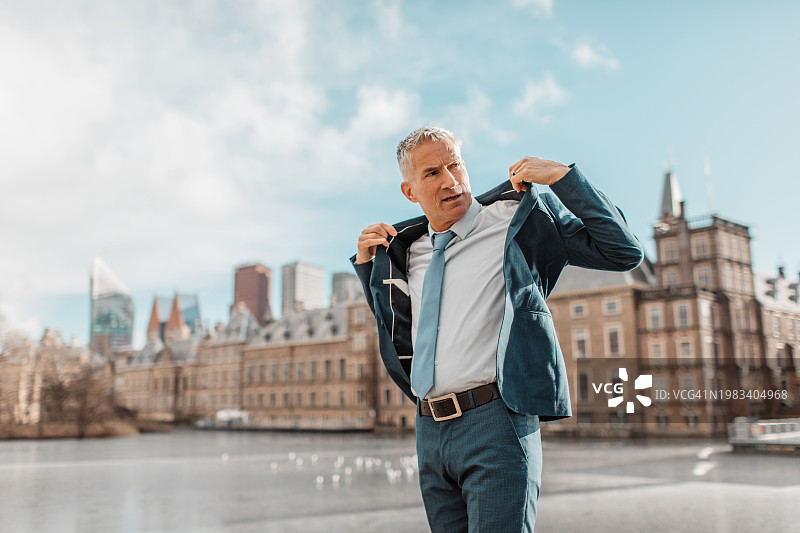 议会大厦里的荷兰政治家图片素材