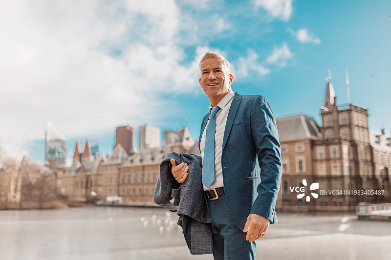 议会大厦里的荷兰政治家图片素材