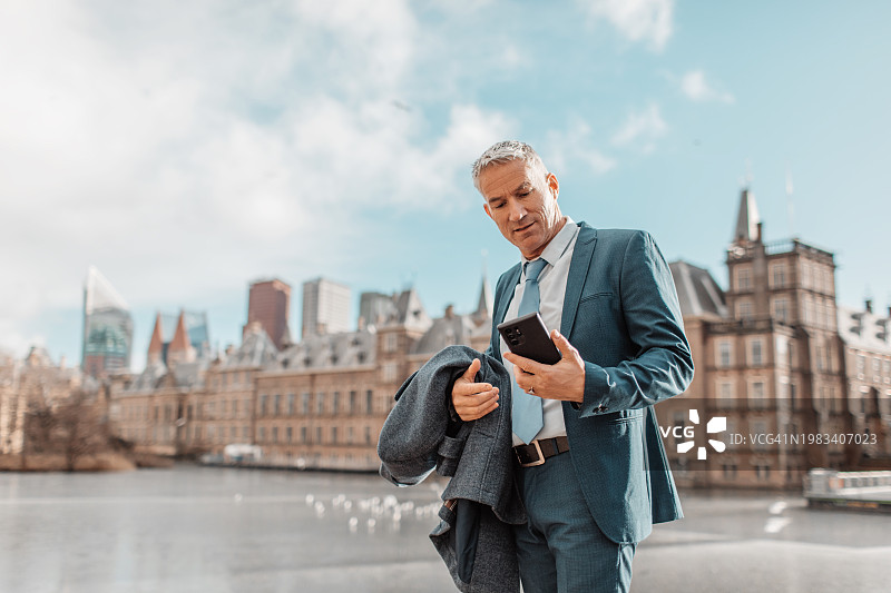 议会大厦里的荷兰政治家图片素材