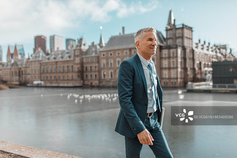 议会大厦里的荷兰政治家图片素材