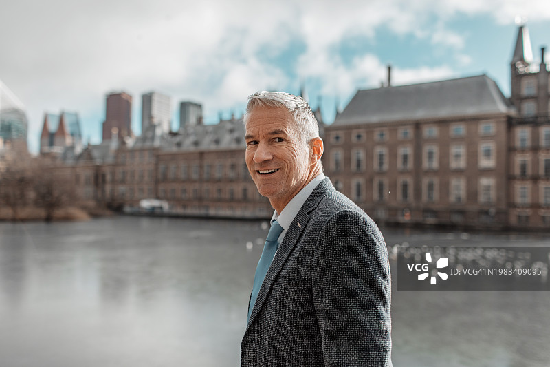 议会大厦里的荷兰政治家图片素材