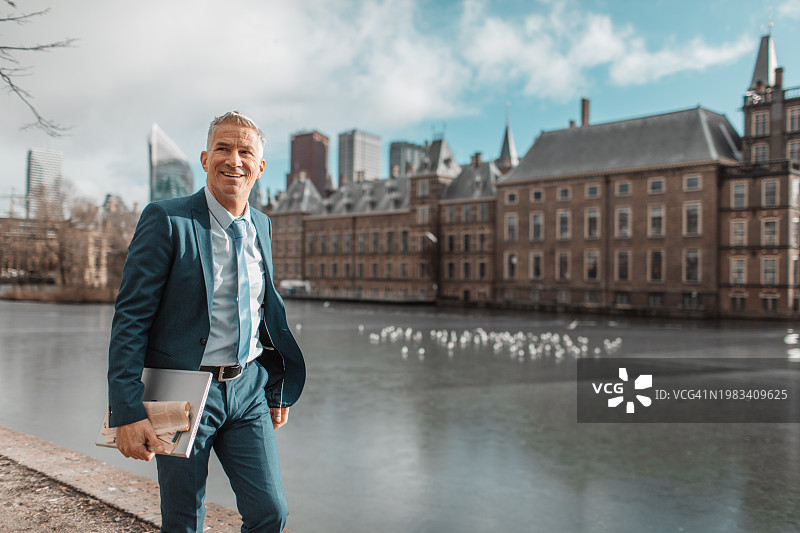 议会大厦里的荷兰政治家图片素材