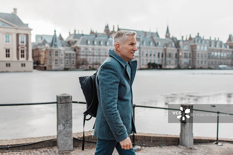 议会大厦里的荷兰政治家图片素材