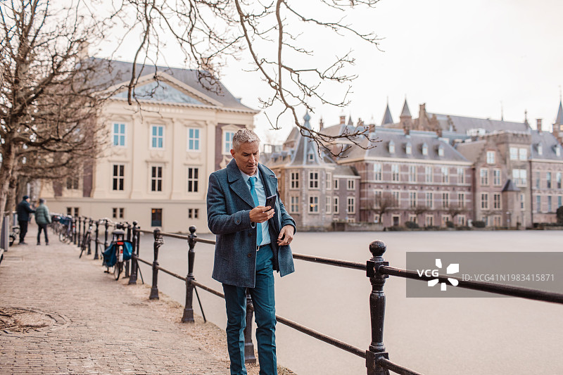 议会大厦里的荷兰政治家图片素材