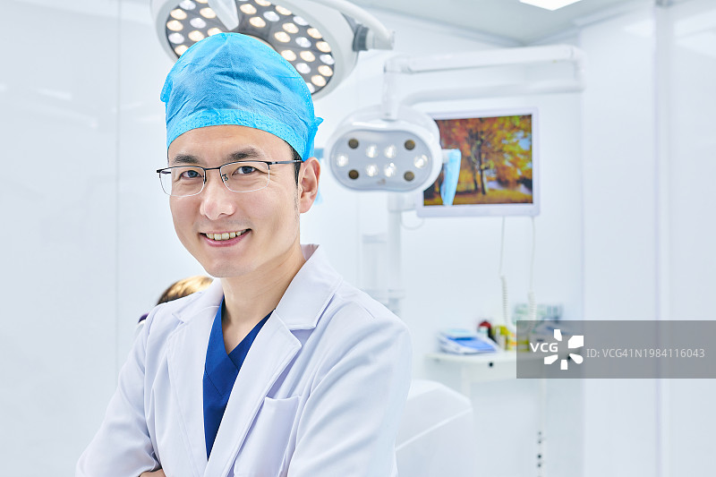 手术室里的一位亚洲男医生图片素材