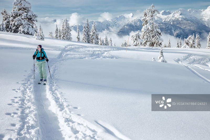 不列颠哥伦比亚省斯阔米什附近的滑雪者图片素材