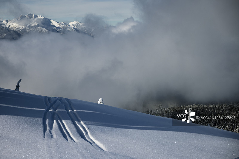 不列颠哥伦比亚省斯阔米什附近的雪地滑雪道图片素材