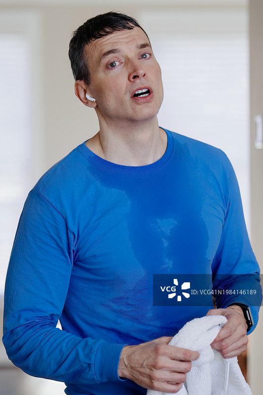 男人锻炼后从健身房回家图片素材