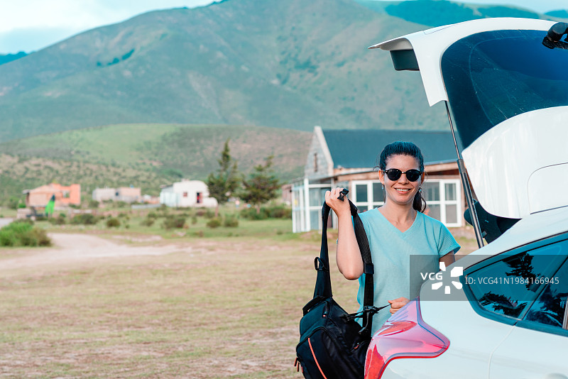 女人从手套箱中取下背包图片素材