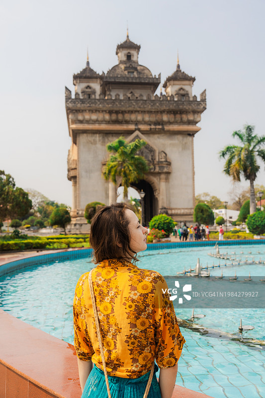 在老挝度假期间，女人看着凯旋门图片素材
