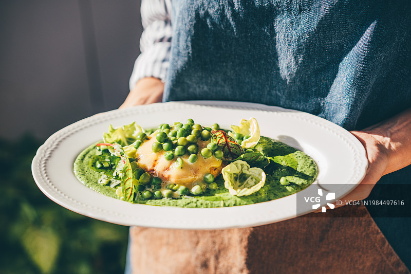 女服务员在餐厅提供美味食物图片素材