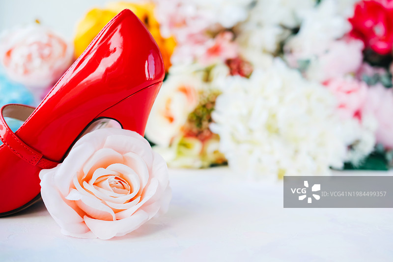高跟鞋、玫瑰和鲜花图片素材