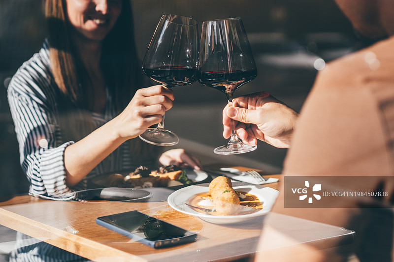 情侣在浪漫约会中品尝红酒图片素材