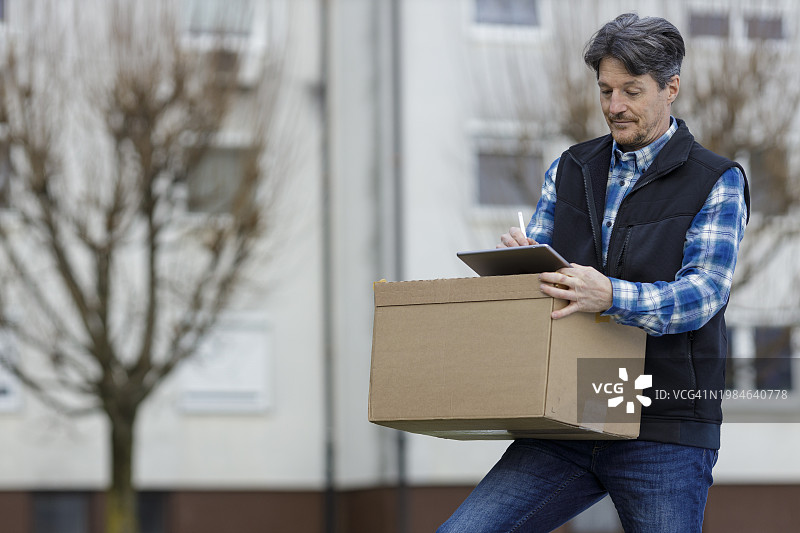送货员派送大包裹图片素材