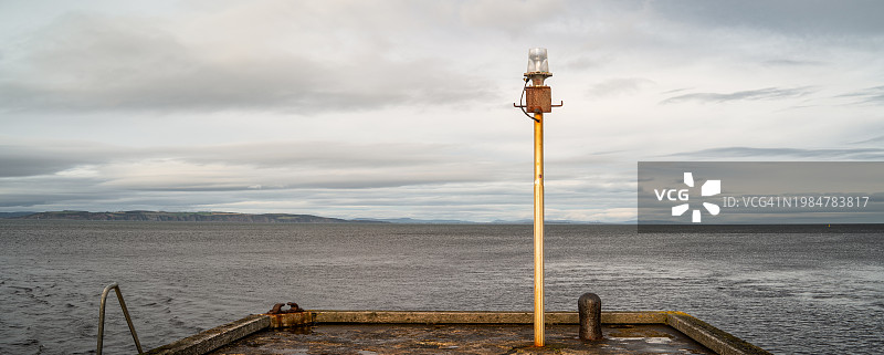 苏格兰内恩河港灯图片素材