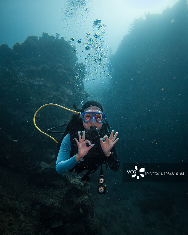 印度尼西亚：潜水员做出OK手势图片素材