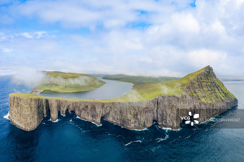 法罗群岛大西洋上的湖泊图片素材