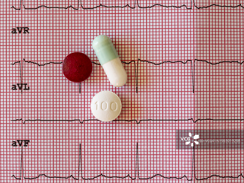 心电图纸和心脏药物细节图片素材