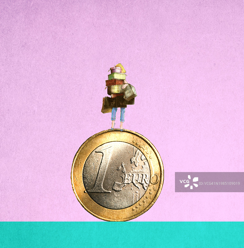 购物者站在粉色背景的超大欧元硬币旁，拿着包裹图片素材