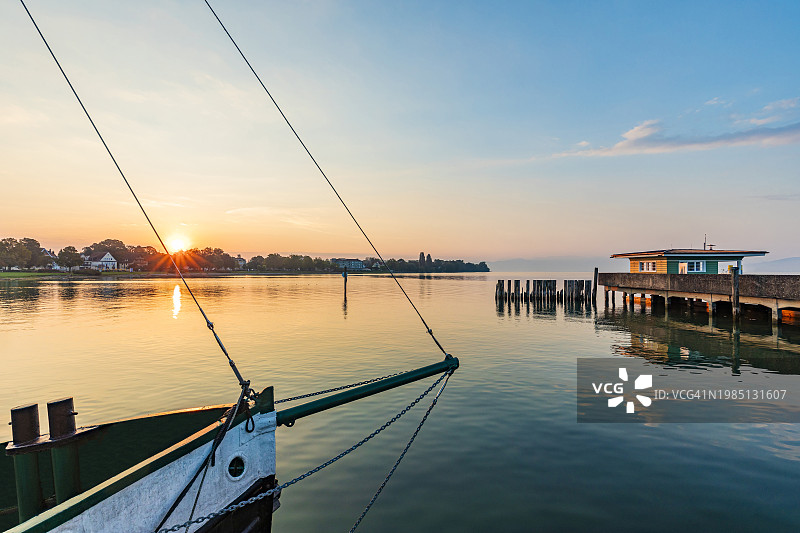 德国巴登-符腾堡朗格纳尔根博登湖日出码头及船首图片素材