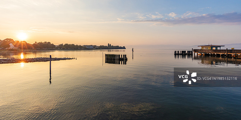 德国巴登-符腾堡州，朗格纳尔根，博登湖日出码头图片素材