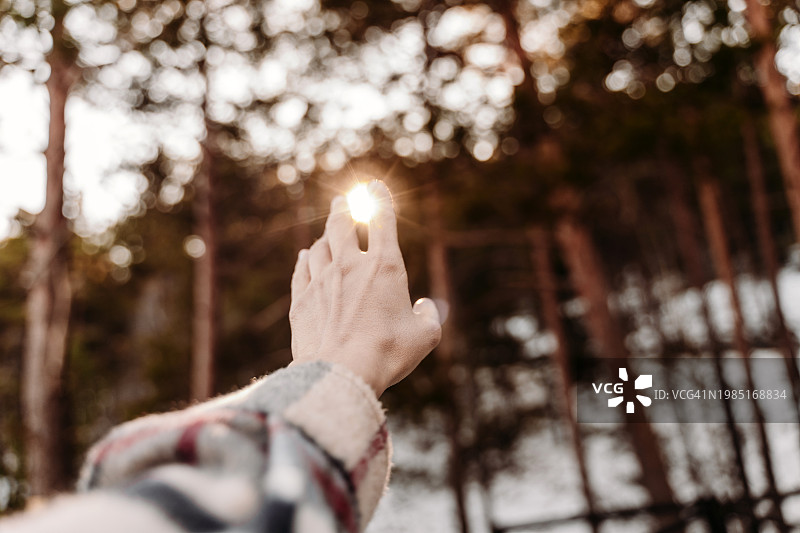 女士伸手触摸阳光图片素材