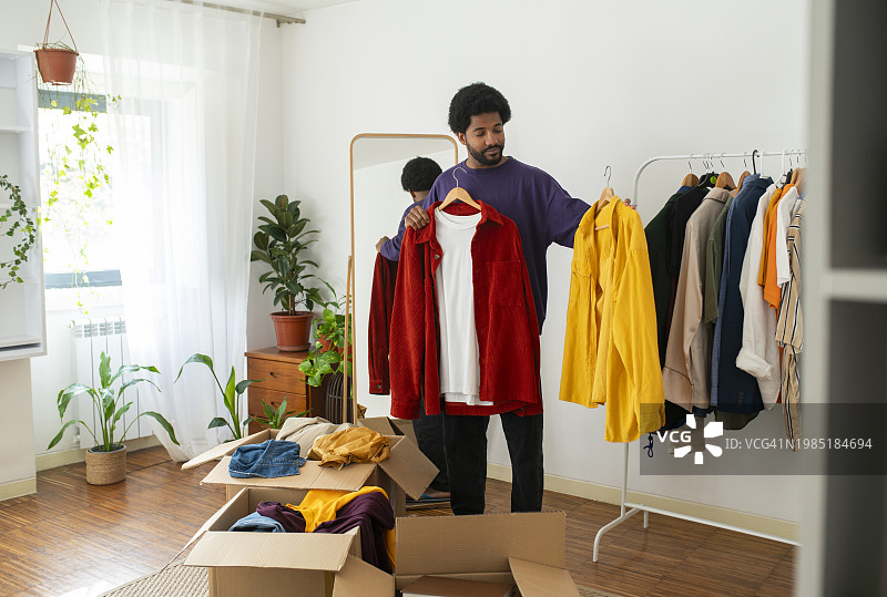 男人在家整理和归纳衣物图片素材