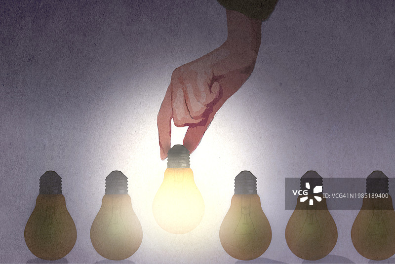 手从一排未点亮的灯泡中选择一个灯泡图片素材