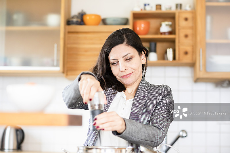 在厨房做饭的女人图片素材