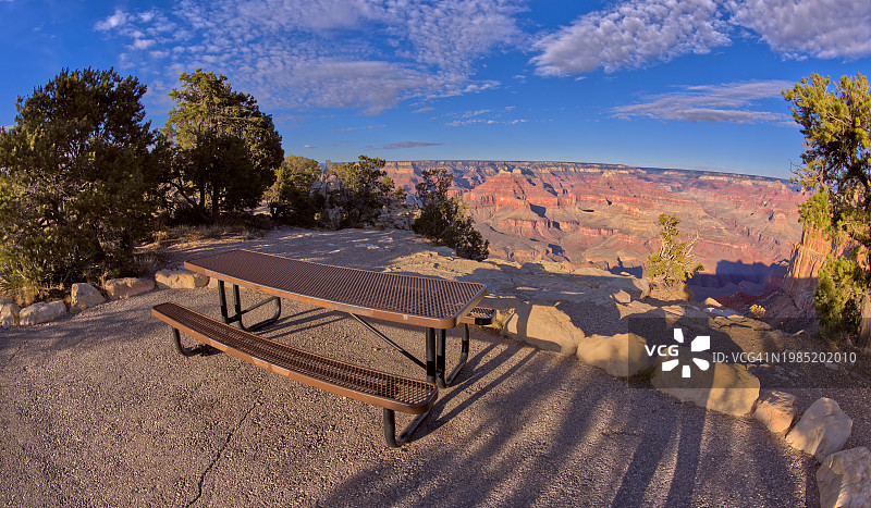 美国亚利桑那州大峡谷国家公园莫哈维点附近的野餐桌图片素材