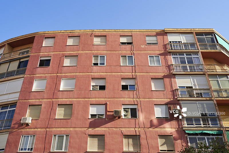 带窗户的住宅楼外观仰视，背景是蓝天图片素材